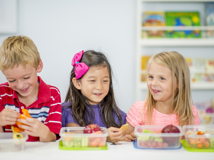 dzieci jedzące posiłek  w przedszkolu
